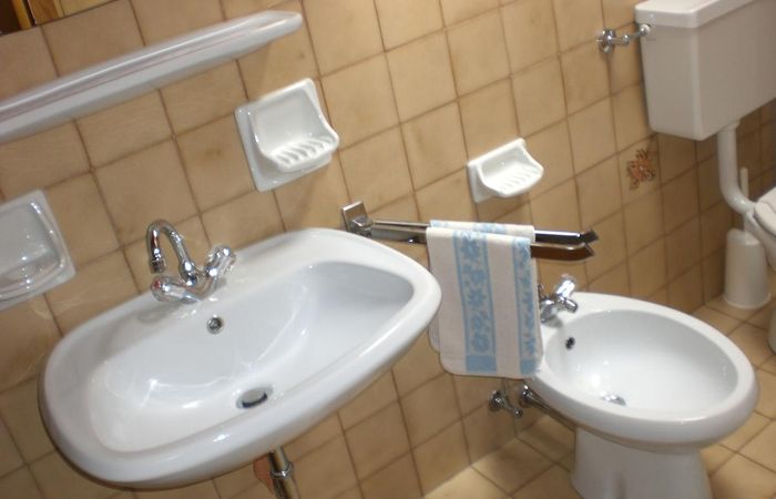 Badezimmer in der der Ferienwohnung Kastelruth